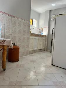 une cuisine avec un réfrigérateur blanc dans une pièce dans l'établissement Casa youssef 2, à Assilah