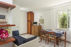 ein Wohnzimmer mit einem Tisch und einem Esszimmer in der Unterkunft Residenza Villa Lidia in Riccione