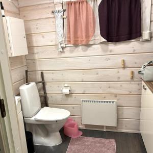 ein kleines Bad mit einem WC und einem Heizkörper in der Unterkunft Lapland Lakefront Villa - Northern Lights & Safari in Ranua + 48 Fotos