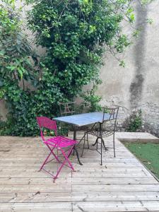 un tavolo e due sedie seduti su una terrazza di legno di O'Sweet Home I Wifi I Parking I Près de la gare a Orléans