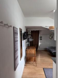una camera con divano e sedia di O'Sweet Home I Wifi I Parking I Près de la gare a Orléans