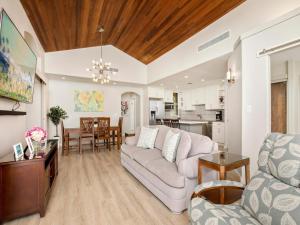 una sala de estar con un sofá y una mesa en Wailea Elua Village 2102, en Wailea