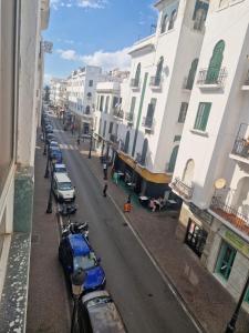 - une vue sur une rue avec des voitures garées dans la rue dans l'établissement Appartement spacieux au centre-ville, à Tetouan