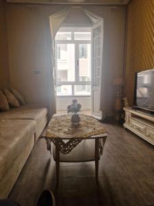 un salon avec un canapé et une table basse dans l'établissement Appartement spacieux au centre-ville, à Tetouan