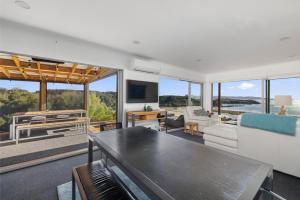 Una sala de estar con vista al mar. en Coastal Serenity - Tapuaetahi Beach Escape, en Purerua