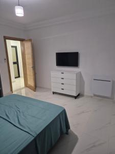 TV a/nebo společenská místnost v ubytování Villa Tozali avec piscine chauffée