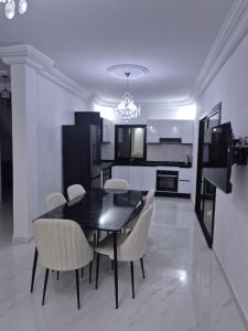 Kuchyň nebo kuchyňský kout v ubytování Villa Tozali avec piscine chauffée