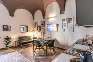 una sala de estar con una mesa y un sofá en Montevecchio6 Navona Residence, en Roma