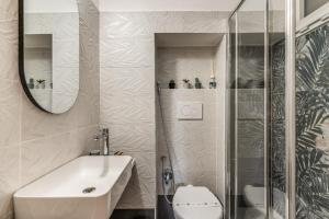Un baño con ducha, lavabo e inodoro. en Montevecchio6 Navona Residence, en Roma 28 fotos más