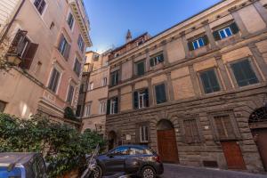 un coche aparcado delante de un edificio en Montevecchio6 Navona Residence, en Roma
