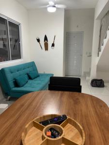 巴纳伊巴Casa Delta 187的客厅配有蓝色的沙发和木桌