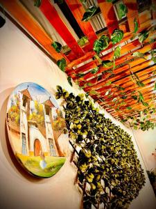 Hospedaje Carrasco Cajamarca في كاخاماركا: مجموعة من النباتات على الحائط مع لوحة