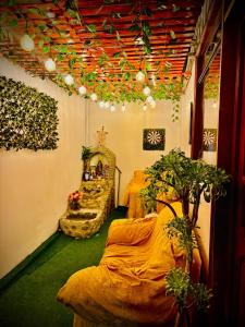 ein Zimmer mit zwei Betten und einem Baum darin in der Unterkunft Hospedaje Carrasco Cajamarca in Cajamarca