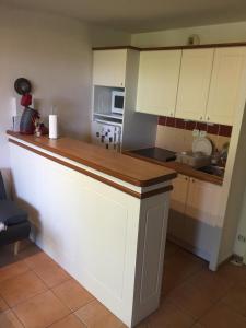 a kitchen with white cabinets and a counter top at Appartement T3 à Uhart-Cize in Uhart-Cize