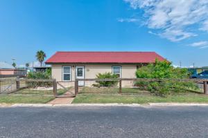 a house with a red roof and a fence at Casa Mariposa SPV19 in Port Aransas