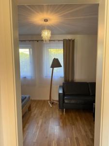 a living room with a couch and a lamp at Tor zu Bamberg in Gundelsheim