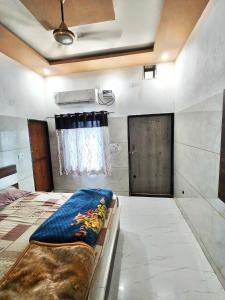 Ένα ή περισσότερα κρεβάτια σε δωμάτιο στο Hotel sagar palace