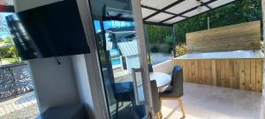 TV a/nebo společenská místnost v ubytování Hotel y Cabañas Parinzzi