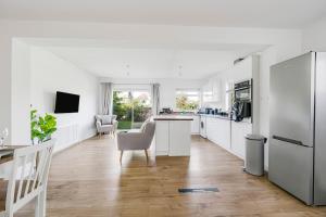 Η κουζίνα ή μικρή κουζίνα στο Spacious 4 Bed Detached Home I Sleeps 8-10