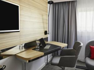 Телевизор и/или развлекательный центр в Novotel Birmingham Airport Terminal Building - NEC