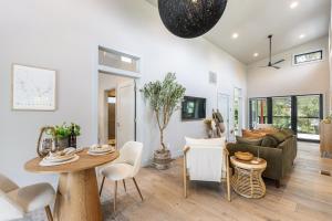 ein Wohnzimmer mit Tisch und Couch in der Unterkunft Uncork & Unwind I Sip, Soak & Stroll Downtown Napa in Napa + 62 Fotos