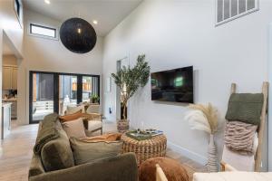 ein Wohnzimmer mit Sofa und Tisch in der Unterkunft Uncork & Unwind I Sip, Soak & Stroll Downtown Napa in Napa