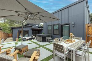 eine Außenterrasse mit einem Tisch und einem Sonnenschirm in der Unterkunft Uncork & Unwind I Sip, Soak & Stroll Downtown Napa in Napa