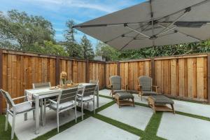 eine Terrasse mit Tisch und Stühlen und einem Sonnenschirm in der Unterkunft Uncork & Unwind I Sip, Soak & Stroll Downtown Napa in Napa