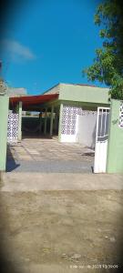 ein Gebäude mit weißen und grünen Türen in der Unterkunft Casa praia de Guriri temporada in Guriri