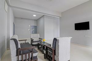 Μια τηλεόραση ή/και κέντρο ψυχαγωγίας στο Townhouse Hotel White Orchid Inn