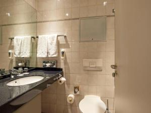 Koupelna v ubytování Mercure Hotel Severinshof Köln City + 12 fotografií