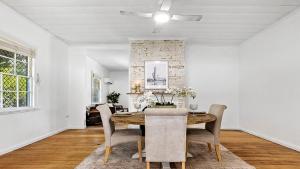 una sala da pranzo con tavolo e sedie di Casita - Modern 4 Bedroom Cottage In Heart Of Singleton a Singleton
