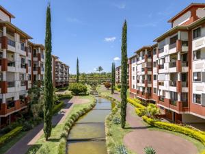 una vista aerea di un complesso di appartamenti con un fiume di Flat Lakeside Beira lago a Brasilia