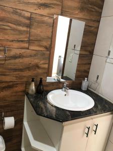 ein Badezimmer mit Waschbecken und Spiegel in der Unterkunft Confort & Céntrico Full Equipado Turístico in Santa Cruz de la Sierra