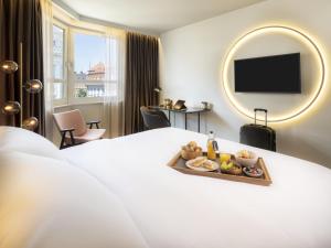 Кровать или кровати в номере Hotel Am Konzerthaus - MGallery Collection