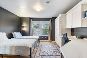 Ένα ή περισσότερα κρεβάτια σε δωμάτιο στο Monthly Rental - Elegant 4BR Residence in Beaverton Neighborhood