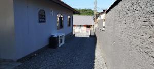 ジョインヴィレにあるQuarto em casa de famíliaの壁の横の二棟の間の路地