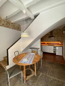 AgramuntにあるLa Caseta de JIOのキッチン、ダイニングルーム(木製テーブル付)