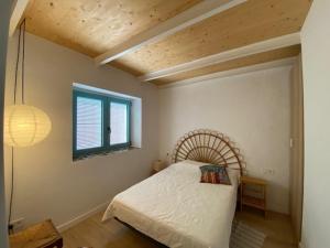 AgramuntにあるLa Caseta de JIOのベッドと窓のある寝室 +9枚の写真