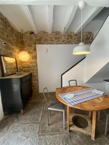 AgramuntにあるLa Caseta de JIOの木製テーブル、デスクが備わる客室です。