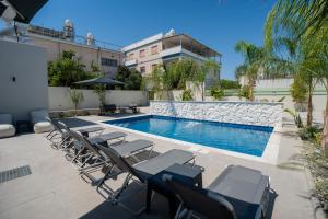 Swimmingpoolen hos eller tæt på Raise Cityscape Limassol Suites