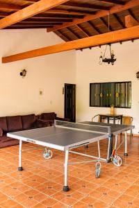 a ping pong table in a living room at Hotel Quinta del Muelle Campestre in San Gil