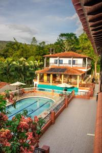a resort with a swimming pool and a building at Hotel Quinta del Muelle Campestre in San Gil