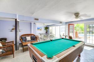 - un billard dans le salon dans l'établissement Steps to Shore Condo with Balcony in Port Aransas, à Mustang Beach