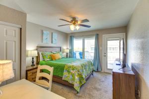 une chambre avec un lit et un ventilateur de plafond dans l'établissement Steps to Shore Condo with Balcony in Port Aransas, à Mustang Beach 16 autres photos