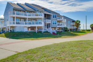 un grand immeuble d'appartements doté de panneaux solaires. dans l'établissement Steps to Shore Condo with Balcony in Port Aransas, à Mustang Beach