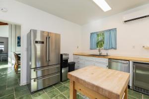 Фотография из галереи Spacious Bayfront Home with Pool, Dockage, Beach, Kayaks and More в Айламораде