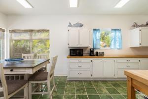 Фотография из галереи Spacious Bayfront Home with Pool, Dockage, Beach, Kayaks and More в Айламораде