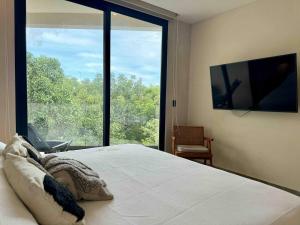 TV a/nebo společenská místnost v ubytování Kataluum- Luxurious Eco-chic PH with pool