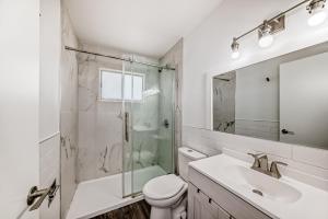 Ένα μπάνιο στο Updated Main Floor Apartment- 2 Bedrooms Plus Office